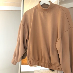 beigerosa tjocktröja - beigerosa tjocktröja från BikBok i storlek XS. Använd väldigt få gånger.