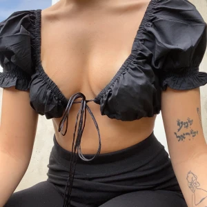 Topp - Säljer denna fööör fina toppen som tyvärr va lite för liten för mig, storlek S och kommer ifrån shein💗💗 nypris: 140kr   frakt tillkommer✨✨ buda i kommentarerna! Budgivningen slutar söndag 15:00💗