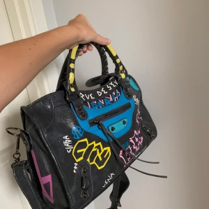 Väska - As cool väska med dragkedja, mycket utrymme, stort och litet fack, kort och långt band, liten spegel som går att sätta på. Jag vet tyvärr inte vart den är köpt eftersom jag köpte den av en annan tjej. ❤️