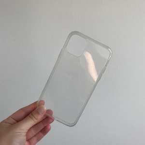 Genomskinligt skal - Ett genomskinligt skal till iPhone 11/iPhone xr. Endast använt ett fåtal gånger och är därför i princip nyskick. 25 kr + frakt 