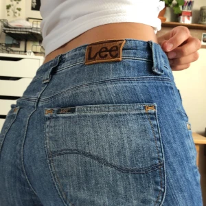 Lee-jeans - Lågmidjade supersköna lee-jeans. Lite bootcutmodell. Frakt ingår tyvärr inte. 99% bomull.  Första bilden visar bäst färgen