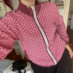 Sportjacka - Säljer denna snygga sport jacka/kofta köpt på en second hand i London! Köparen står för frakt.