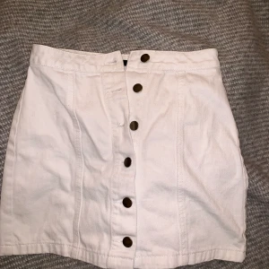 Jeanskjol  - Vit jeanskjol från Forever21 i storlek s. Super fin och skön! Säljer för den är för liten för mig tyvärr 💞
