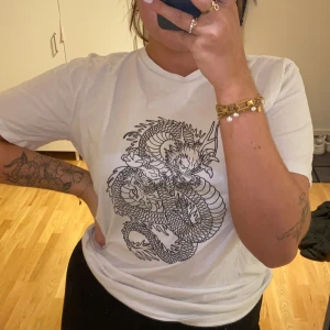 T-Shirt med tryck från Nelly  - Snygg T-shirt som är lätt att klä upp/ner! Använd 1 gång! Storlek XL. Köparen står för frakten 🤍  