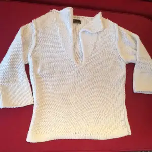 En vit mysig tröja från Malene Birger! I ett jättebra skick.  Frakt tillkommer eller hämtas i Vasastan.