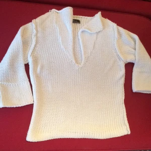  - En vit mysig tröja från Malene Birger! I ett jättebra skick.  Frakt tillkommer eller hämtas i Vasastan.