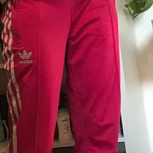 Adidasbyxor - Svincoola rosa Adidasbyxor som inte kommer till användning längre. Byxorna är lite smått slitna men det syns knappt.