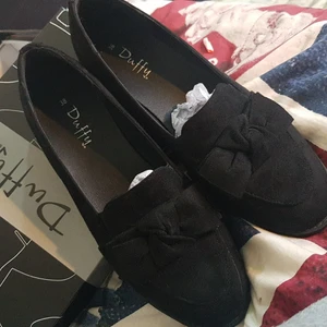 Fin skor  - Helt nya, har haft dom på mig en gång. Köpte de för 400:- säljer dom för 300:-  Gratis frakt! 