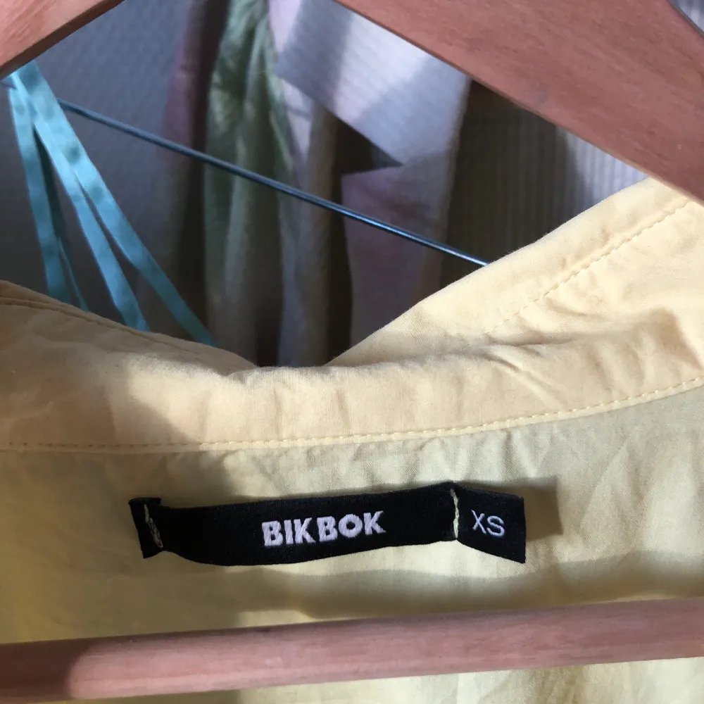 jättefin oversized gul skjorta från bikbok som jag köpte för ett halv år sedan och endast kommit till användning en gång. Skjortor.