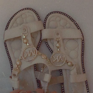 Sandaler med lite bling på✨ - Änvända ksk 3 gngr inte mer✨ bud börjar på 50