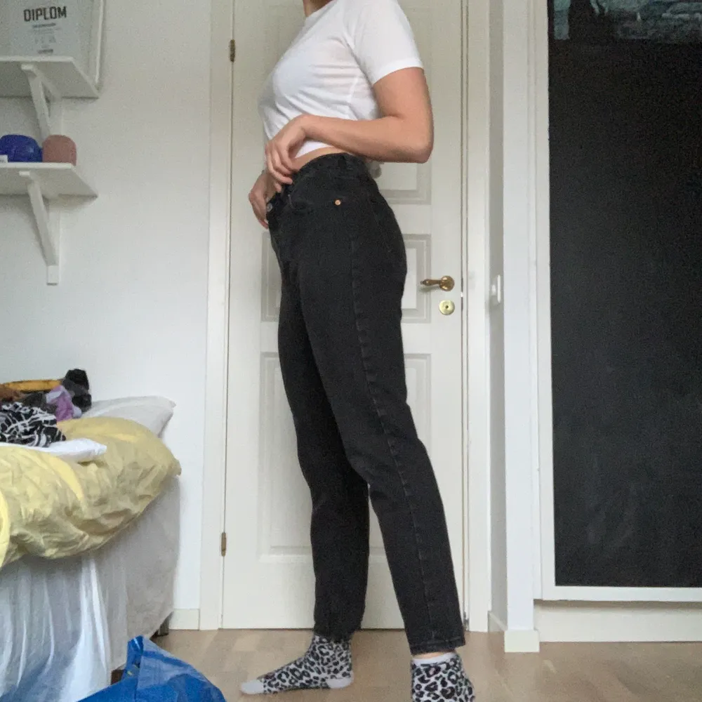 Svarta mom jeans från lager157 som jag tyvärr använder för lite! Gott skick och uppskattar storleken till M/L! Frakt tillkommer. Jeans & Byxor.