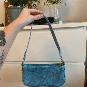 Väska - Söt liten väska från Asos i krokodilmönster, kommer inte till användning så vill ge den ett nytt hem, aldrig använd så den är i väldigt fint skick🥰