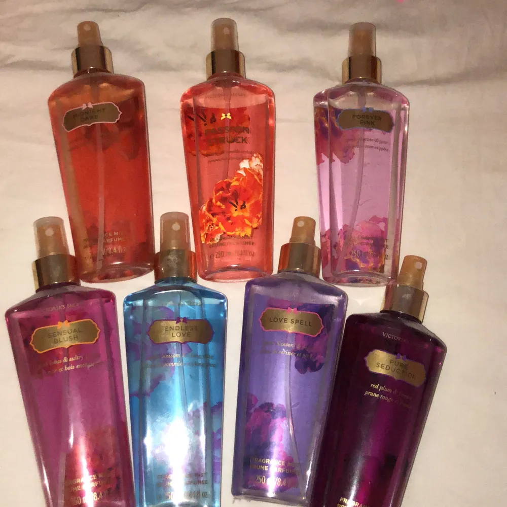 En intressekoll på mina body mists från Victoria’s secret. Tänkte ha ett utgångspris på 50kr/st+ frakt ifall någon är intresserad men det går givetvis att diskutera beroende på hur mycket som finns kvar i flaskan✨ alla luktar fortfarande jättegott🌸. Övrigt.