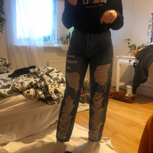 Mom jeans med hål  - Köpte fel storlek och därför säljer jag, aldrig använda. Frakten är ink 