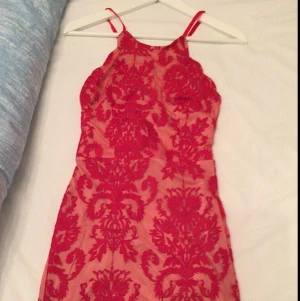  - Otroligt fin klänning i strl S, passar även en XS! Vid intresse kan fler bilder skickas🌸

OANVÄND