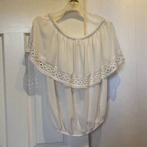 Vit offshoulder topp - Vit offshoulder topp med fina detaljer. Knappt använd. Köpare står för frakt.
