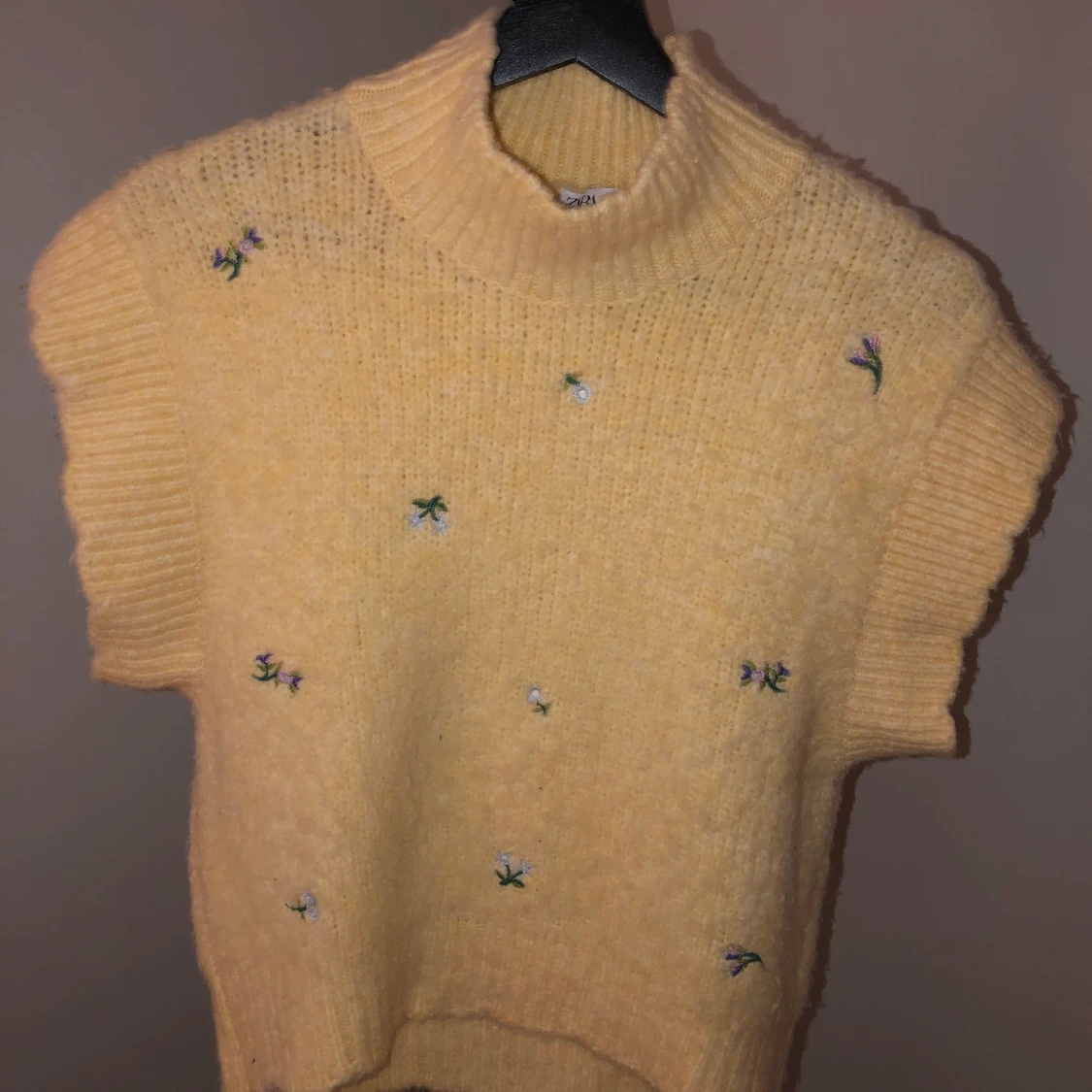 Gul broderad väst - 90