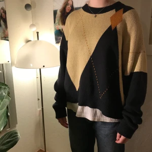 Stickad tröja  - Stickad från weekday herr. Köpte förra året om jag inte minns helt fel. Jättefin och mysig, men den kommer inte till användning längre. Skulle rekommendera den till någon lite längre eftersom ärmarna är ganska långa💓