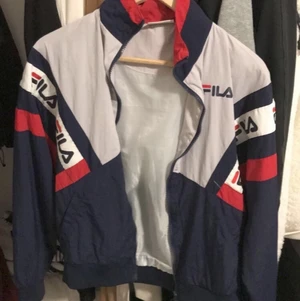 FILA jacka  - Använd några gånger, tvättar i mrktvätt så den vita färgen har blivit grå tråkigt nog. Storlek xs men passar även small. Matchande byxor finns till som är använda 2 gånger i storlek small. Kommer lägga upp bild på byxorna inom kort. Nypris ~550kr