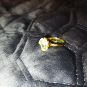 Guldpläterad silverring - Jättesnygg som enda smycke till vardags, färgen är inte avskavd och som framgår av bilden är den i silver.