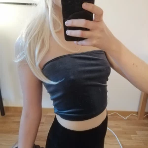  Sammets-topp  - Grönaktig tubtopp i sammet från Bik Bok. Hade straps/axelband men klippte av dem. Frakt tillkommer 