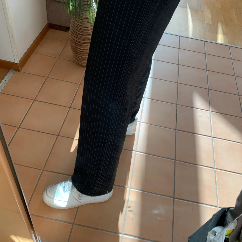 Breda svarta byxor med pinstripes, bra cond men dragkedjan funkar bara halvvägs. Jeans & Byxor.