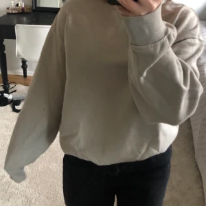 Collagetröja från weekday - Enkel beige tröja från weekday stl M. Super skön och mysig