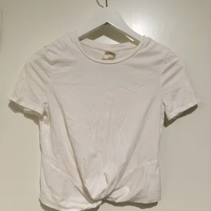 Magtröja strl XS - Vit magtröja med knut i midjan. Storlek XS