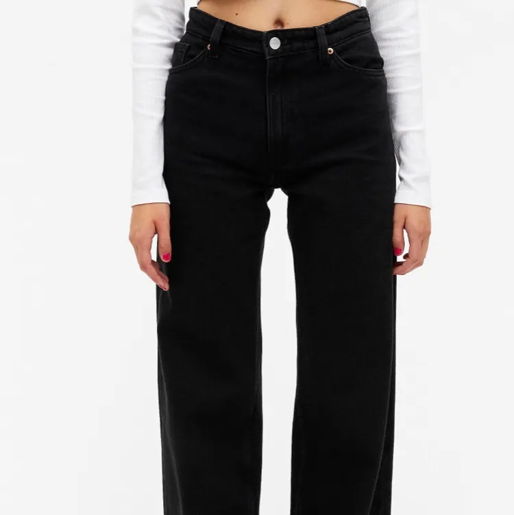 Svart/gråa Monki Yoko jeans i strl 27, var tyvärr för stora för mig. Använda ett fåtal gånger, i princip nyskick. . Jeans & Byxor.