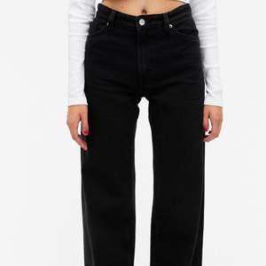Svart/gråa Monki Yoko jeans i strl 27, var tyvärr för stora för mig. Använda ett fåtal gånger, i princip nyskick. 