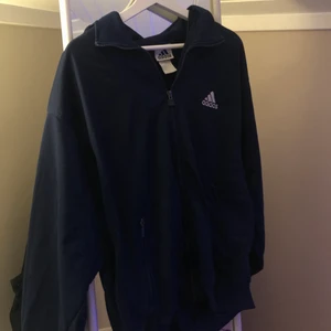 adidaskofta - oversized adidaskofta i storlek S/M. köpte den här på Plick men jag själv har använt den ytterst lite och säljer den för att den inte kommer till användning. köparen står för frakten 🤍 