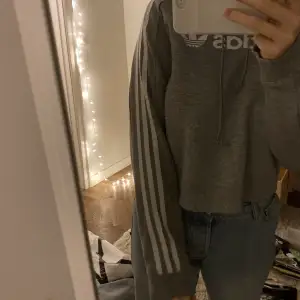 Cool adidas hoodie :) använd cirka 4/5 ggr💕