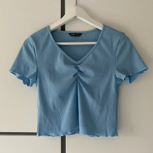 Ljusblå topp - Gullig tshirt från shein, aldrig använd