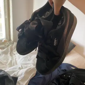 Sjukt fina skor i storlek 38. De är i nyskick då jag har många andra sneakers. Kostade runt 1000 nypris.  Andra bilden är bara för att visa modellen. Vid intresse skickar jag gärna flera bilder💗 skokartong finns kvar och de andra snörena som är i tyg