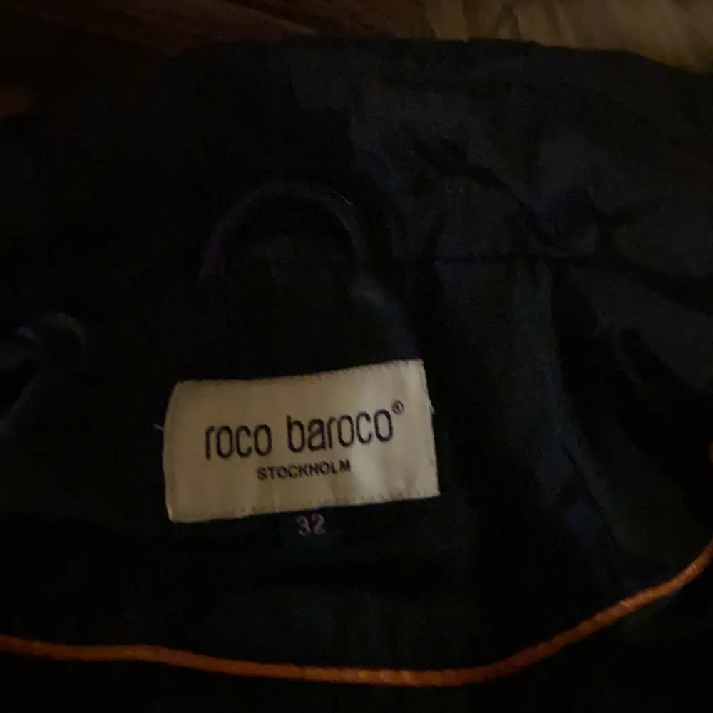 Säljer min Roco baroco jacka ”Hollies” modell från miinto i strl 32. Lite stor i storleken. Använd ca 2 månader. Nypris 2000kr. Köparen står för frakt. Pris kan diskuteras vid snabb köp. Jackor.