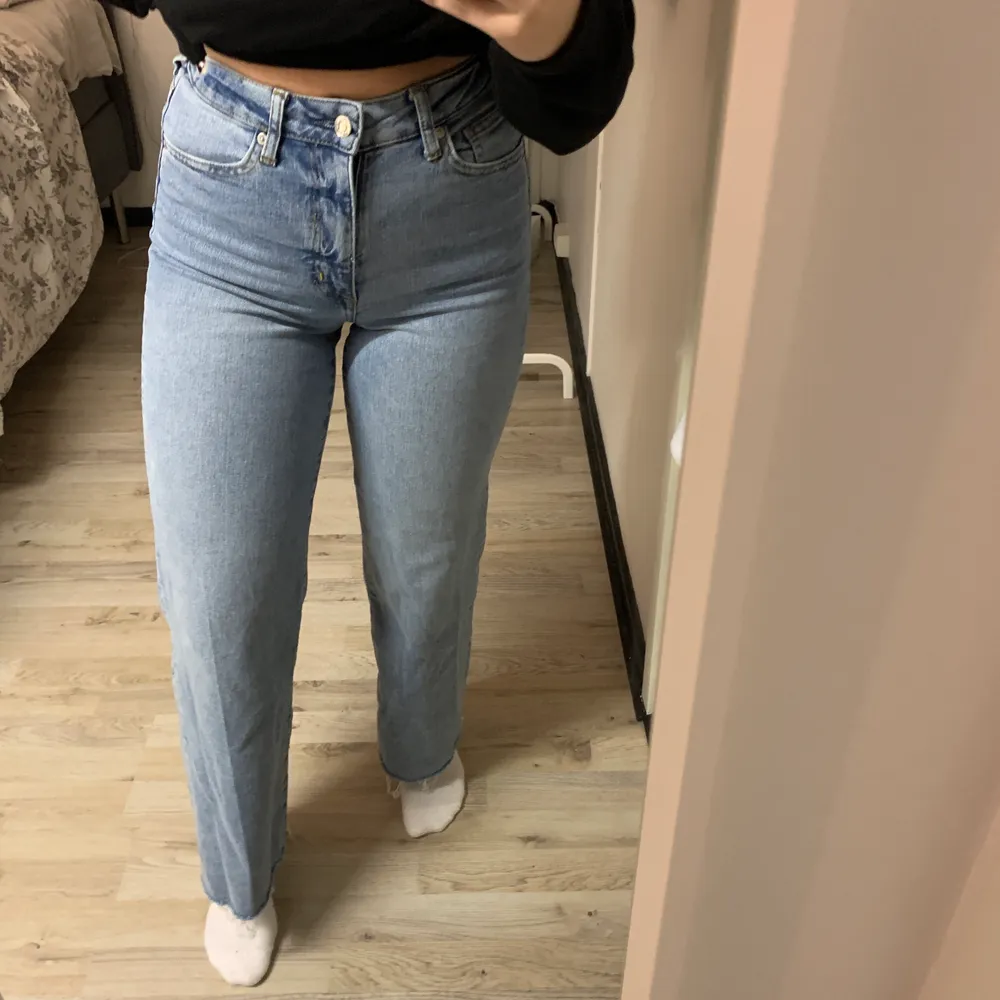 Oanvända jeans från Hm i storlek 36! Wide high waist ankle jeans. Jeans & Byxor.
