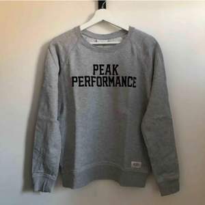 En grå peak performance sweatshirt i storlek M men sitter som en S. Tröjan är i bra skick och säljs pga dålig användning av mig! Skriv vid frågor och för fler bilder:)