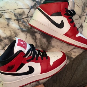 Jordan 1  - Har bara använt dom ca 5 gånger så tror nån kan få bättre användning av dom.storlek 38. Budgivning avslutas tidsag kl 18. Köpta från soldout.se