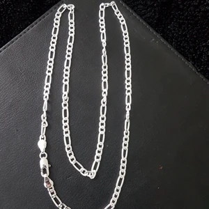 Nytt ÄKTA  SILVER Halsband 60 cm lång ,4mm bred  - Nytt silverpläterad Halsband 60 cm lång ,4mm bred, srämpel 925 .Är du intresserad skicka din före och efter namn och adresse så skickar jag halsband samma dag  . Och skicka foto på din brev står din namn och adresse på  innan jag lämnar det i posten .  Se