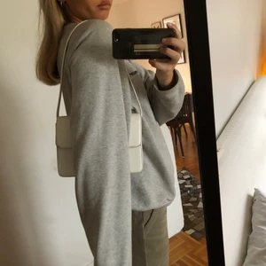 Söt vit väska - Jätte fin väska från vera moda. Fixat axelbandet själv så den är en handväska. Köpare står för frakt💗