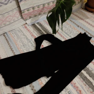 Mesh tröja  - Min lilla meshtröja har nu bestämt sig för att flytta hemifrån och undrar om du har plats i din garderob? Den är halvt genomskinlig som man ser på bild två och tight på en S. Den spice:ar upp varje outfit😉🙏  Skriv gärna om du har frågor!! 