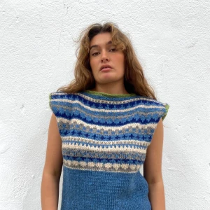 Stickad no:2 - IMASKOPI x PHILIPPA - Stickad secondhand-väst som är en re-make av @imaskopi i samarbete med Philippa Parnevik. Västen passar en S-XL, beroenden på önskad passform.