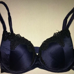 Top shop - satin bh i stl 70D - En uber fin bh i mycket gott skick som jag gärna blir av med. Nypris ca 200kr - nu 80. Köparen står för frakten!😋