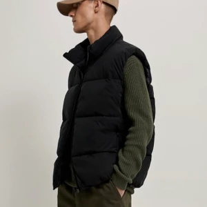 Väst  - Säljer denna super snygga västen från zara. Helt nyinköpt och endast  använt en gång! Skicka om din vill ha fler bilder. 