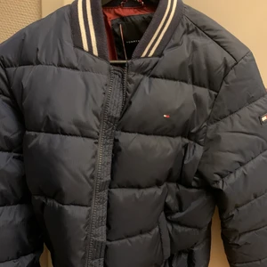 Tommy Hilfiger jacka  - Tommy Hilfiger jacka, passar till vintern. Stort tryck baktill. Storlek 164, Small. Oversize i modellen. 
