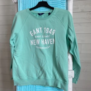 Tröja - Mintgrön collegetröja från gant i bra skick, endast använd någon enstaka gång! ✨