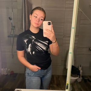 Pitbull west coast  - En super snygg t-shirt som tyvärr inte kommer till användning. Som ny, Du betalar frakt!