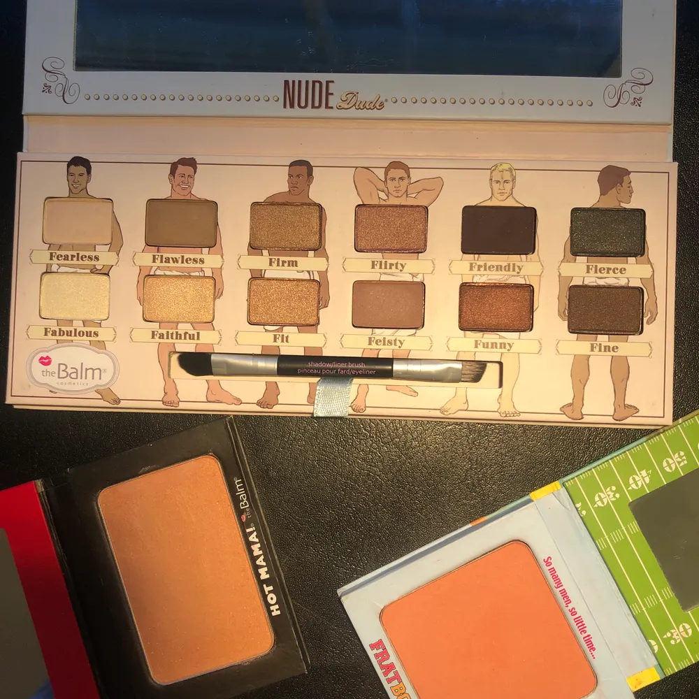 ✨2 blush och en palett från The Balm✨ blushen kostar 50kr st och paletten kostar 100kr (knappt använd)! Eller alla 3 för 150kr + frakt🌸. Skönhet.