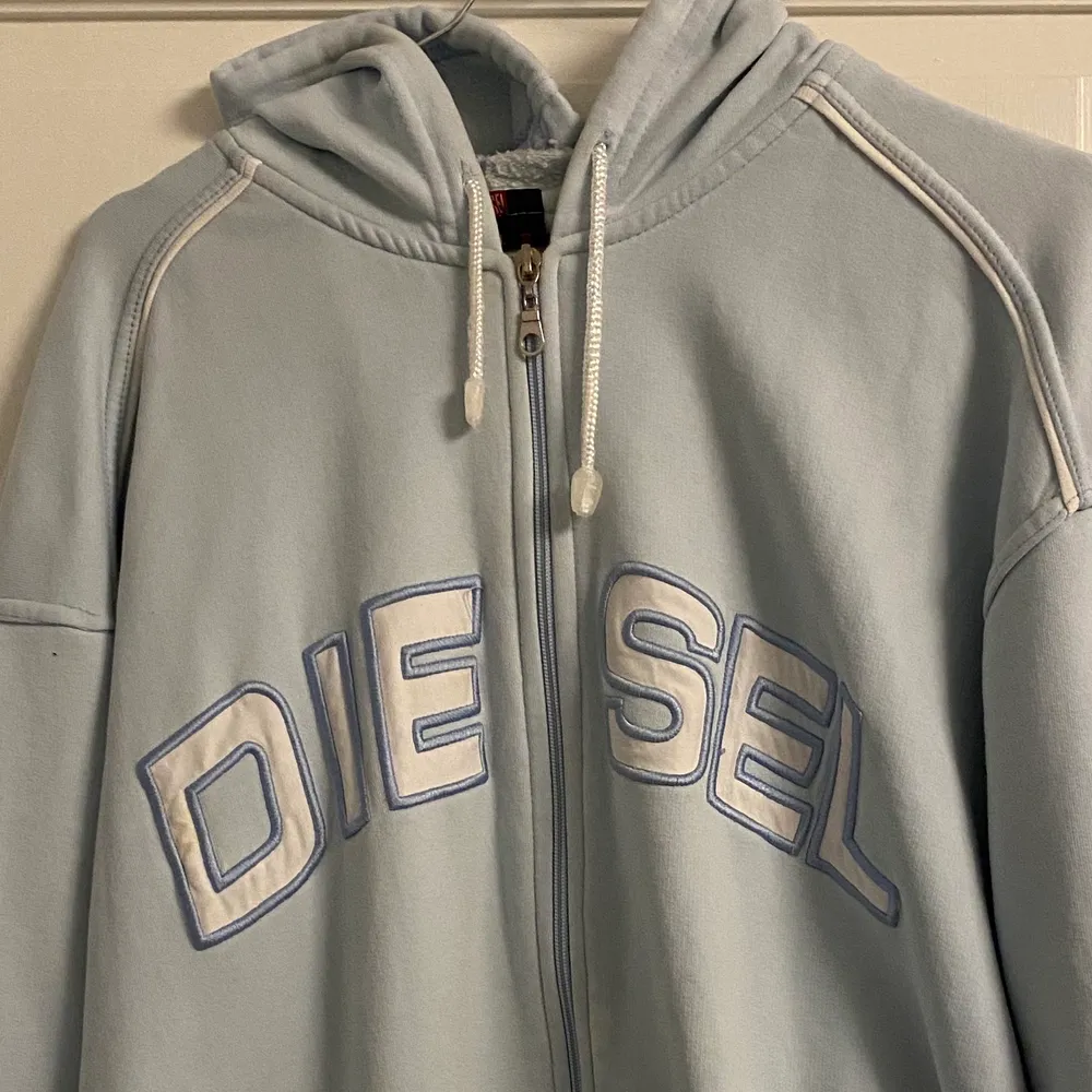 Ball, babyblå oversized hoodie från Diesel. Storlek L, har knappt använts och därmed säljs. Köparen står för eventuell frakt, kan gå ner i pris💘. Hoodies.