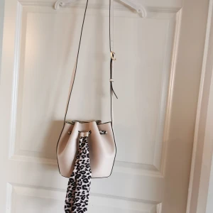 NY!! Väska - Helt ny oanvänd väska. Ljusbeige konstläder/skinn med leopard band. Så snygg men aldrig kommit till användning. 